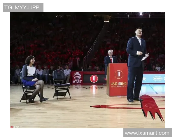 姚明亲临颁奖典礼为获奖者加冕展现体育精神与荣耀时刻